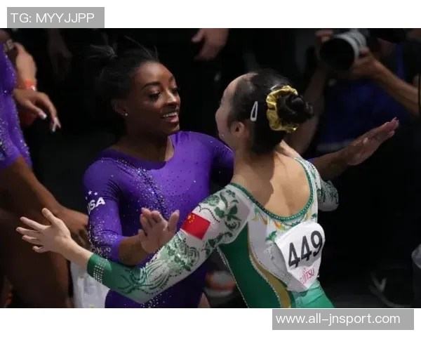 贺希宁微微一笑展现自信气场助力团队稳操胜券