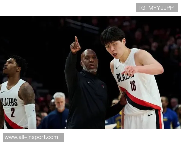 杨瀚森的发型之争：剃掉锅盖头选择寸头或光头更显魅力